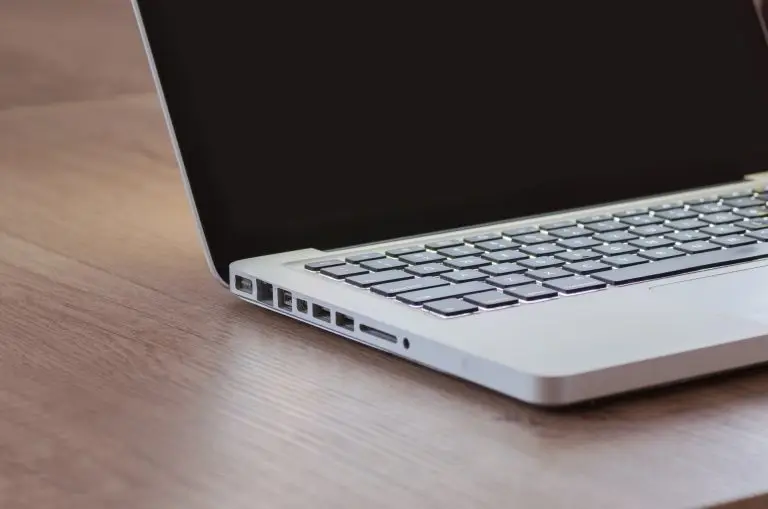 Laptop z uszkodzoną klawiaturą